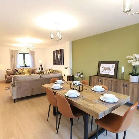 Cabot Mews 8 Apartment