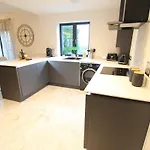 Cabot Mews 8 דירה