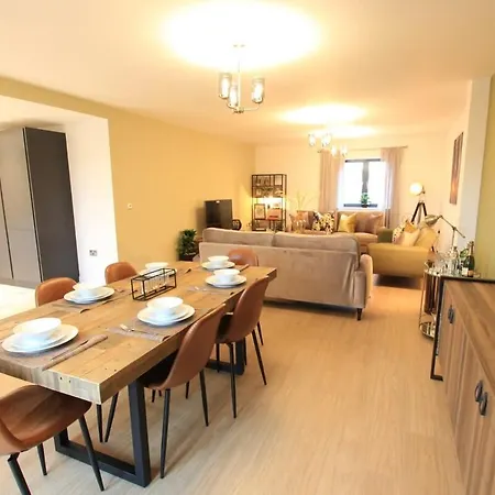 Cabot Mews 8 דירה *