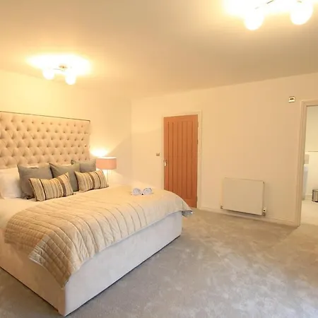 Cabot Mews 8 *