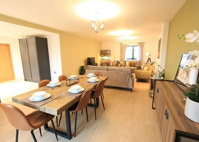 Cabot Mews 8 דירה *